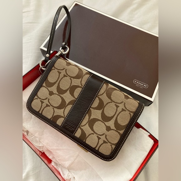 Coach Handbags - NWT Coach Hamptons Signature Large Khaki Chestnut Jacquard Signature Wristlet